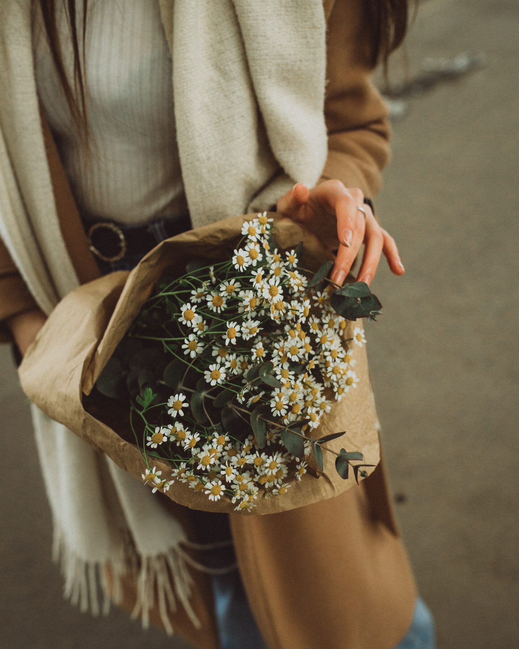 Person som holder en bukett blomster